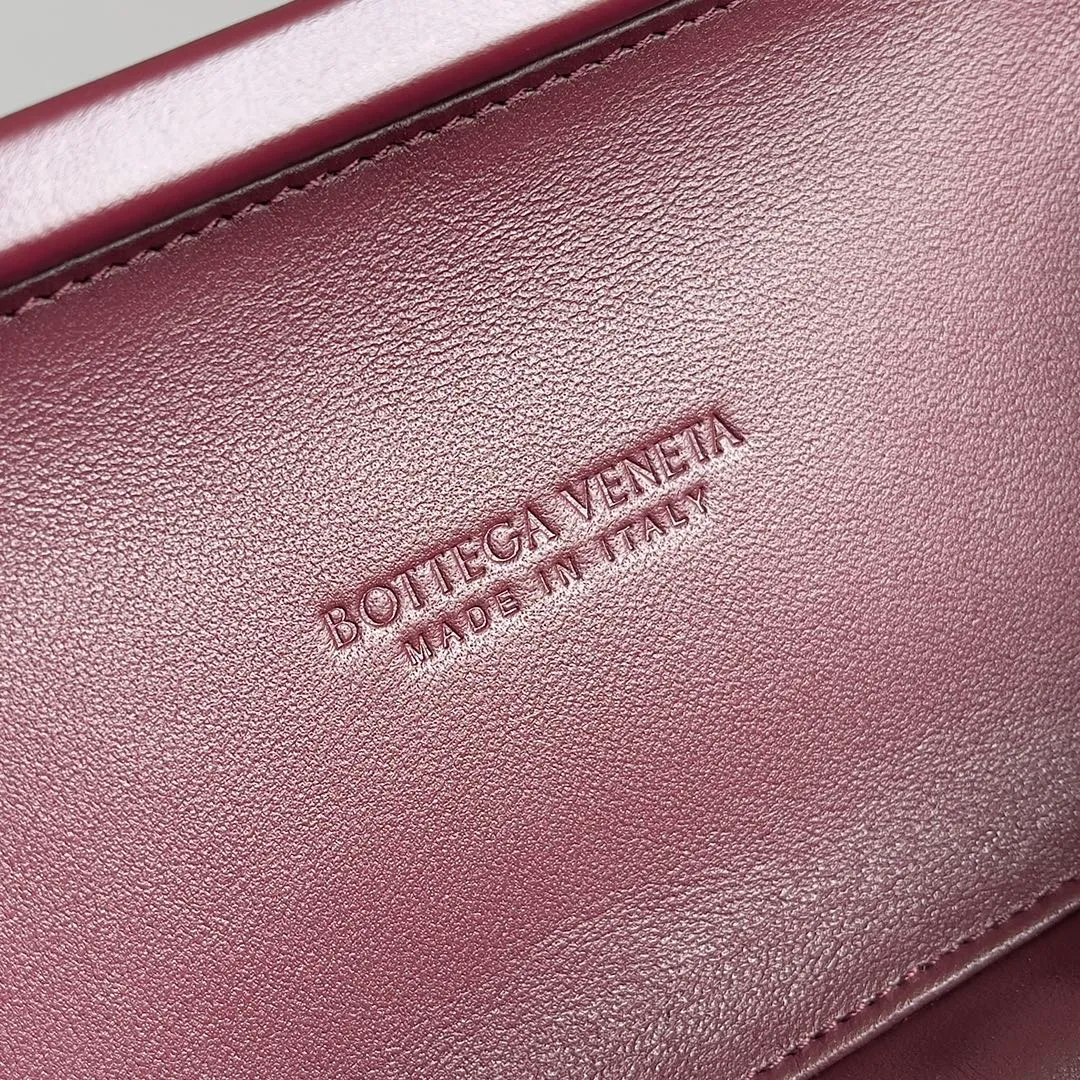 Batch 1860 BV Knot | The classic return of the evening bag. Original leather ➕ Stainless steel hardware ➕ 24k real gold plating ➕ Fully handmade. Those who know the history of our brand should have heard that the knot is a story of Bottega Veneta, and it is also one of the more important design elements. Matthieu Blazy's work this season sublimates Knot's classics, with a new knot design and a woven shoulder strap, plus Fouland Intreccio's weaving technology, adding some fashion to the retro and nostalgic feel of the past. Style number: 717622 Size: 20.5*6*12.5